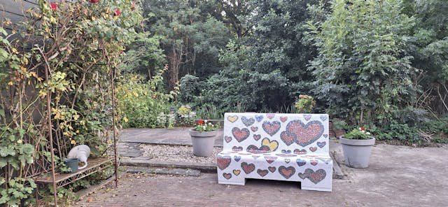 Bijzonder hartjesbankje met liefdevolle mozaïek voor Kaasboederij van Veen in Zoeterwoude