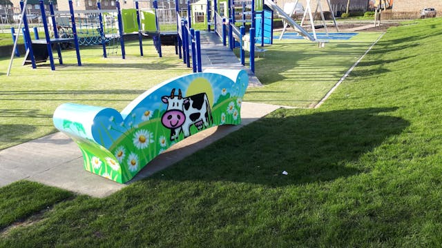 Vrolijke graffitibank voor speeltuin in Den Haag