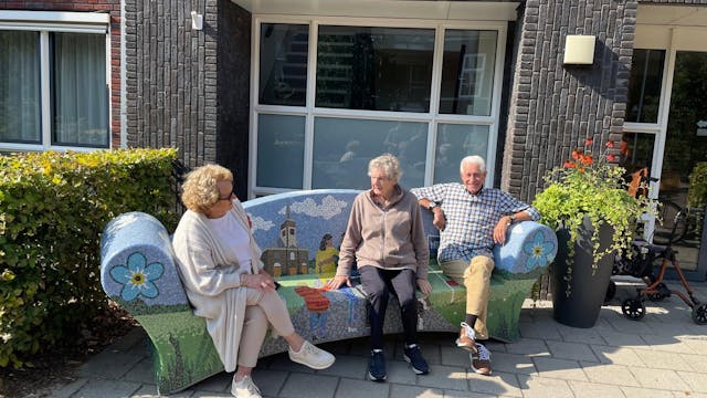 Feestelijke onthulling ontmoetingsbankje bij Meerstaete in Wijchen