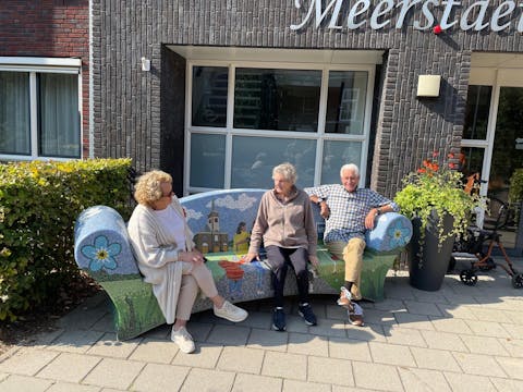 Feestelijke onthulling ontmoetingsbankje bij Meerstaete in Wijchen