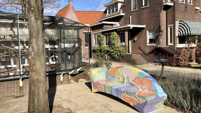 Mozaïekbank voor bij de volière in het IJzendoornpark in Gouda