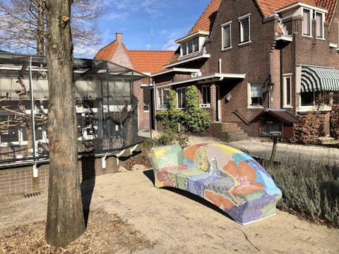 Mozaïekbank voor bij de volière in het IJzendoornpark in Gouda
