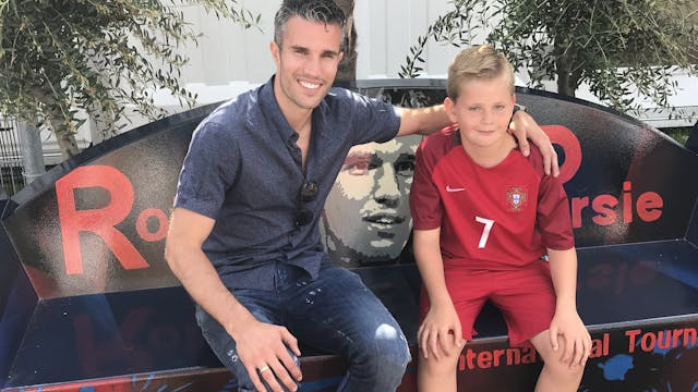 Bank voor het International Robin van Persie Tournament