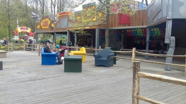 17 betonnen stoelen naar Walibi
