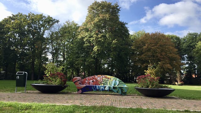 Kleurrijke gemozaïekte bank voor Kasteeltuin Wijchen
