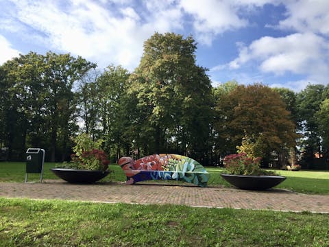 Kleurrijke gemozaïekte bank voor Kasteeltuin Wijchen