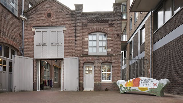Bank met een boodschap: Woman Friendly City mozaïekbank
