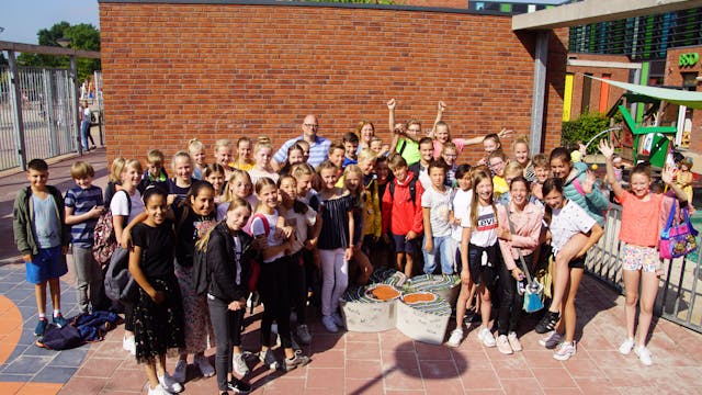 Groep 8 van OBS De Zilveren Maan vliegt uit met een betonnen vlinder.